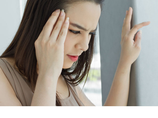 Mujer con síntomas de vértigo